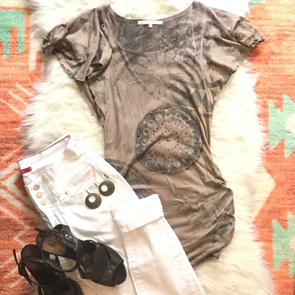 Boho tank w gold details flattering arms